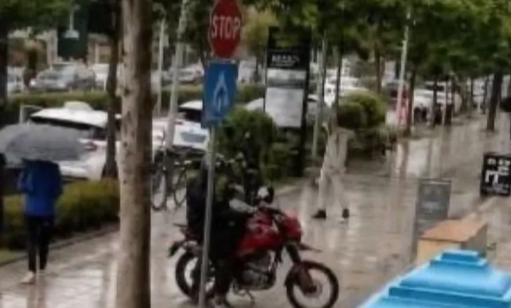 Grabitje me armë në Kamzë, dy persona të maskuar futen në argjendari dhe vjedhin bizhuteritë