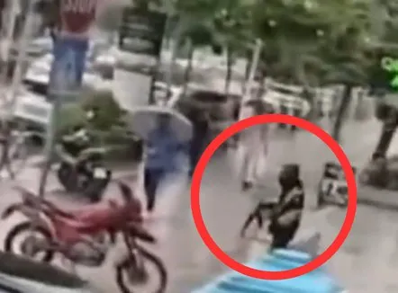 Grabitje në Kamëz/ Gazetari: Të armatosurit marrin bizhuteritë dhe largohen me motor me targa të vjedhura