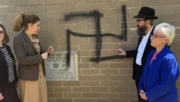 Grafite antisemitike në një sinagogë dhe shtëpi të vandalizuara në Queens, rriten shqetësimet për sigurinë e komunitetit hebre në New York