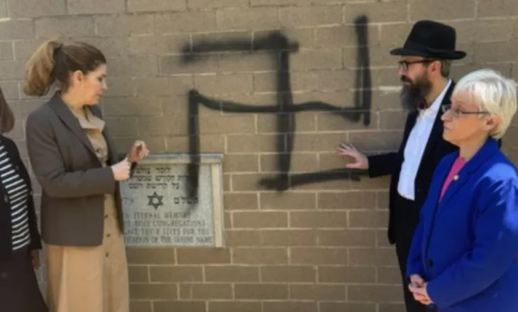 Grafite antisemitike në një sinagogë dhe shtëpi të vandalizuara në Queens, rriten shqetësimet për sigurinë e komunitetit hebre në New York