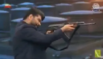 Gratë me kallashnikovë në xhami! Çmenduri në TV e Iranit, moderatori qëllon me armë live