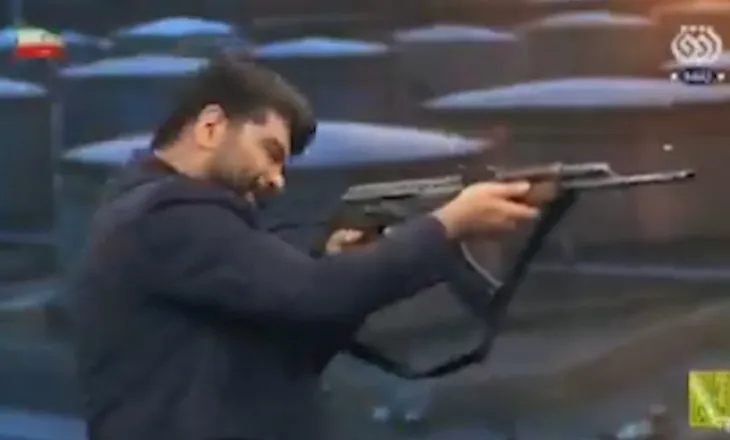 Gratë me kallashnikovë në xhami! Çmenduri në TV e Iranit, moderatori qëllon me armë live
