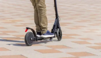 Greqi/ Ndalohet përdorimi i patinave elektrike nën 18 vjeç, sigurim i detyrueshëm për ato me qira