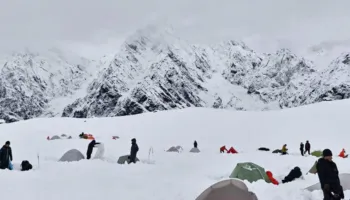 Guida nepalez vdes pasi bie në një përrua në Everest, vdekja e pestë që nga fillimi i sezonit
