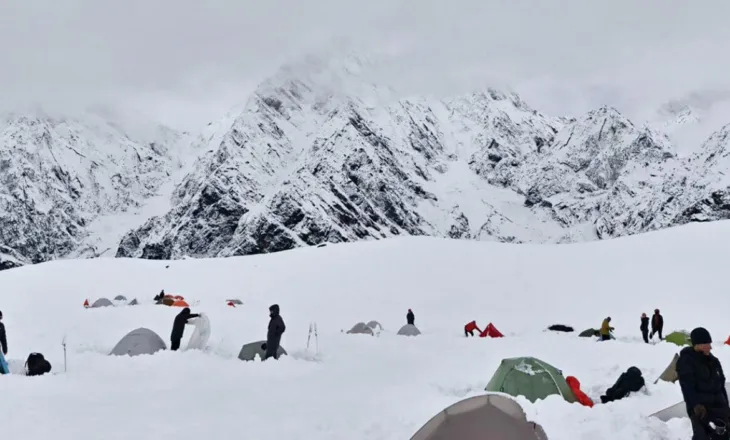 Guida nepalez vdes pasi bie në një përrua në Everest, vdekja e pestë që nga fillimi i sezonit