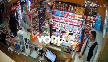 “Hajde këtu të…”/ Dy të rinj tentuan t’i grabisnin dyqanin në Selanik, pronari shqiptar i kthehet me shkop bejsbolli dhe i nxjerr duarbosh