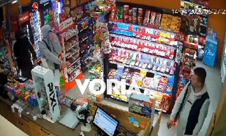 “Hajde këtu të…”/ Dy të rinj tentuan t’i grabisnin dyqanin në Selanik, pronari shqiptar i kthehet me shkop bejsbolli dhe i nxjerr duarbosh