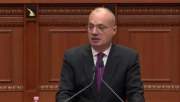 Hasani i përgjigjet opozitës: Integrimi në BE nuk është më ëndërr, por standard për Shqipërinë, mos e kthejmë në betejë