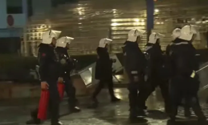 Hedhja e lëndëve piroteknike, molotovit dhe gurëve drejt tyre, tre efektivë policie përfundojnë te Trauma, lëndohet edhe një protestues