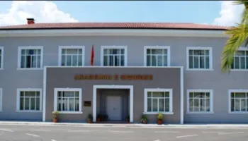 Helmimi i 56 studentëve të Akademisë së Policisë, arrestohet teknologu dhe kuzhinieri i kompanisë katering, shpallet në kërkim administratorja