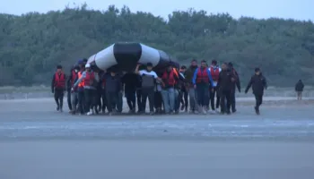 Hetimi i BBC nxjerr “zbuluar” skemën e kontrabandës së emigrantëve: Bizneset britanike përdoren për pagesat e kalimeve me gomone