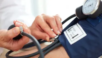 Hipertensioni po rritet, mjekët: 4 në 10 persona vuajnë nga tensioni i lartë, preken edhe të rinjtë