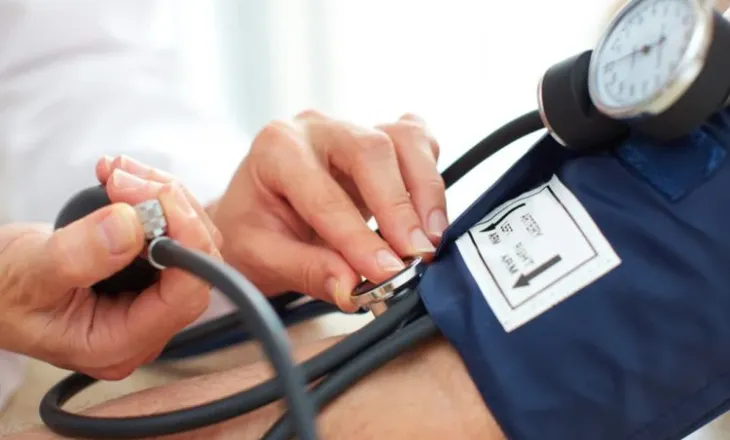 Hipertensioni po rritet, mjekët: 4 në 10 persona vuajnë nga tensioni i lartë, preken edhe të rinjtë