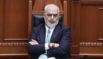 Hipokrizia me ftesën për të ardhur në Shqipëri!