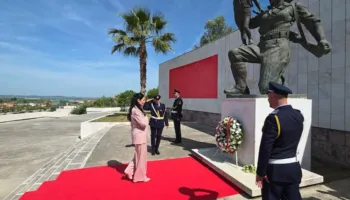 Homazhe për “5 Majin” në Lushnje, Balluku: 28 mijë dëshmorët janë udhërrëfyes për vendin!