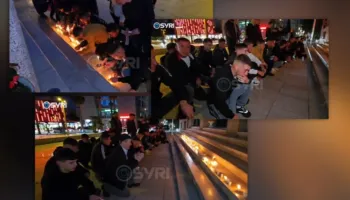 Humbën jetën në aksident/ Të afërmit e dy fëmijëve ndezin qirinj para Bashkisë Durrës në shenjë proteste…