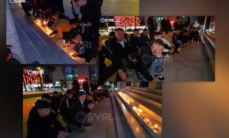 Humbën jetën në aksident/ Të afërmit e dy fëmijëve ndezin qirinj para Bashkisë Durrës në shenjë proteste…