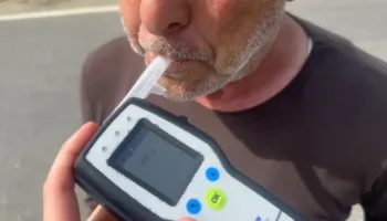 I dehur në timon, Policia e Elbasanit shoqëron drejtuesin e mjetit që transportonte nxënës shkolle