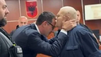 “I sulemi Ndrenikës pse puthi Veliajn nën vështrimin dashamirës të policit babaxhan”, akademiku Fuga analizon gjestin e aktorit: E rrallë të të mbështesë një mik kur s’ke pushtet