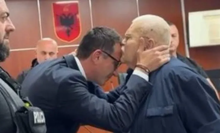 “I sulemi Ndrenikës pse puthi Veliajn nën vështrimin dashamirës të policit babaxhan”, Fuga analizon gjestin e aktorit: E rrallë të të mbështesë një mik kur s’ke pushtet