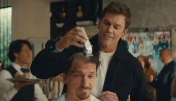 Ibrahimovic shokon fansat. Humb bastin me Tom Brady dhe rikthehet te “look”-u i vitit 2006 (fotot)