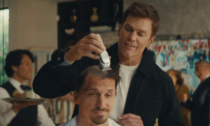 Ibrahimovic shokon fansat. Humb bastin me Tom Brady dhe rikthehet te “look”-u i vitit 2006 (fotot)