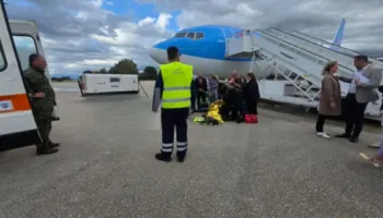 Incident i rëndë në Greqi/ Rrëzohet shkalla lëvizëze e avionit, dëmtohen gazetarët dhe fotografët