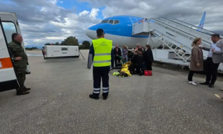 Incident i rëndë në Greqi/ Rrëzohet shkalla lëvizëze e avionit, dëmtohen gazetarët dhe fotografët