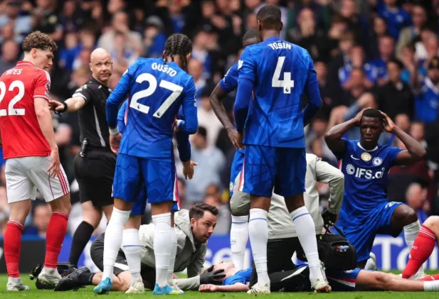 Incident i rëndë në Premeir League, futbollisti i Çelsit bie pa ndjenja, largohet me barrelë nga fusha