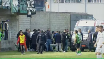 Incident në ndeshjen mes skuadrave shqiptare, tifozi bie nga tribuna