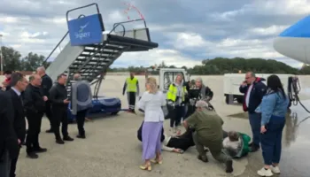 Incident në një aeroport në Greqi/ Momenti kur shemben shkallët e avionit, disa të lënduar (VIDEO)