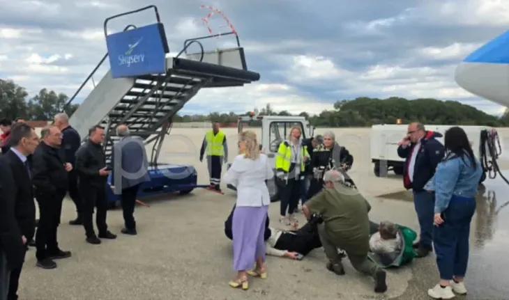Incident në një aeroport në Greqi/ Momenti kur shemben shkallët e avionit, disa të lënduar (VIDEO)