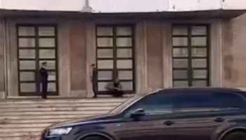 Incident te Kryeministria, automjeti përfundon në shkallët e godinës (VIDEO)