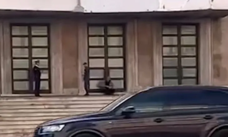 Incident te Kryeministria, automjeti përfundon në shkallët e godinës (VIDEO)