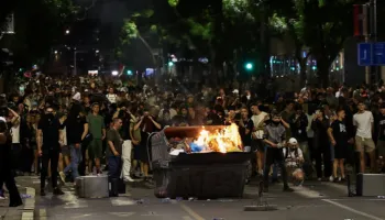 Incidente të dhunshme në Beograd pas tubimit studentor, përplasje me policinë pranë pallatit presidencial