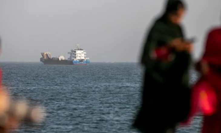Irani bisedime me Omanin rreth një sistemi pagesash për Ngushticën e Hormuzit