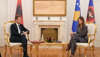 “Ishit zëri i Kosovës kur Kosova s’kishte zë”, Albulena Haxhiu pret në takim Ferit Hoxhën