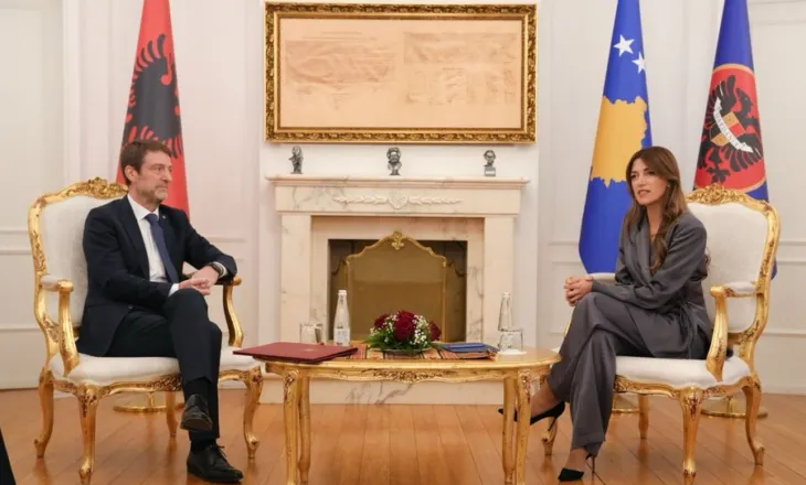 “Ishit zëri i Kosovës kur Kosova s’kishte zë”, Albulena Haxhiu pret në takim Ferit Hoxhën