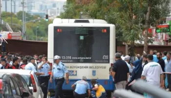Ishte nisur nga Izmiri drejt Antalias/ Autobusi përplaset e më pas shpërthen në flakë, 8 viktima dhe 33 të plagosur në Turqi