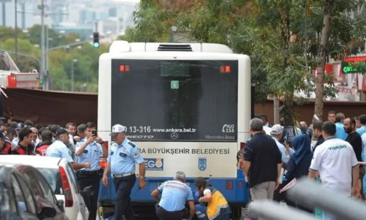 Ishte nisur nga Izmiri drejt Antalias/ Autobusi përplaset e më pas shpërthen në flakë, 8 viktima dhe 33 të plagosur në Turqi