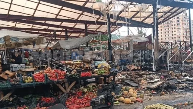 Ishte shpallur në kërkim për zjarrin në tregun e fruta-perimeve në Lushnjë, arrestohet 48-vjeçari
