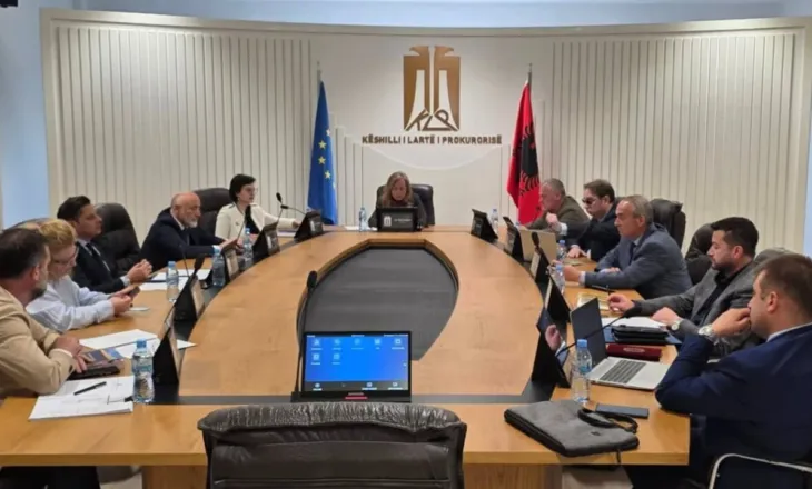 “Je e çmendur”/ Përplasje të ashpra në mbledhjen e KLP mes Sokol Stojanit dhe Mirela Bogdanit: Kështu e gjykova, kush je ti që…
