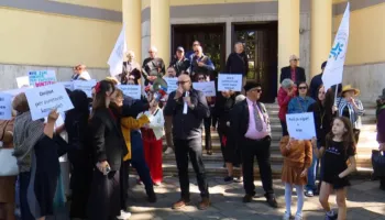 “Jeta e punëtorit, jo kosto biznesi!” Protesta në Tiranë, qytetarët kërkojnë më shumë siguri dhe të drejta në punë