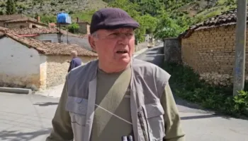 “Jetonte vetëm dhe vuante nga zemra”, flet vëllai i 60-vjeçarit që u gjet i pajetë në Maliq: Pinte alkool, fëmijët jetojnë në Tiranë dhe Selanik