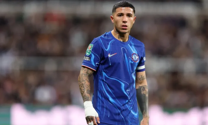 Jo vetëm Real Madrid, betejë trepalëshe për Enzo Fernandez. Argjentinasi mund të behet “tradhtari” më i madh te “Blutë”
