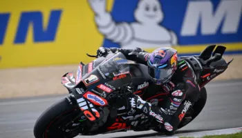 Jorge Martin triumfon në garën sprint në Le Mansh, Bezzecchi mbron kreun, rrëzohet Marquez