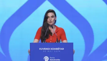 Julia Emiri në Kuvendin e PD: Thirrje për angazhim qytetar dhe mbrojtje të vlerave publike
