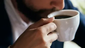 Kafe me stomakun bosh? Ja çfarë i ndodh trupit tuaj gjatë gjithë ditës
