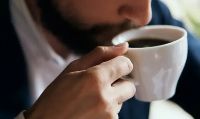Kafe me stomakun bosh? Ja çfarë i ndodh trupit tuaj gjatë gjithë ditës