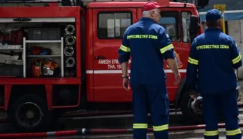 Kamioni del nga rruga dhe përmbyset në Farsala të Greqisë, angazhohen tre automjete të zjarrfikësve